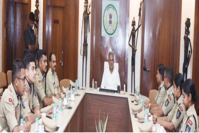 भारत भ्रमण पर आये प्रशिक्षु आईपीएस अधिकारियों ने मुख्यमंत्री से की मुलाकत-रायपुर-