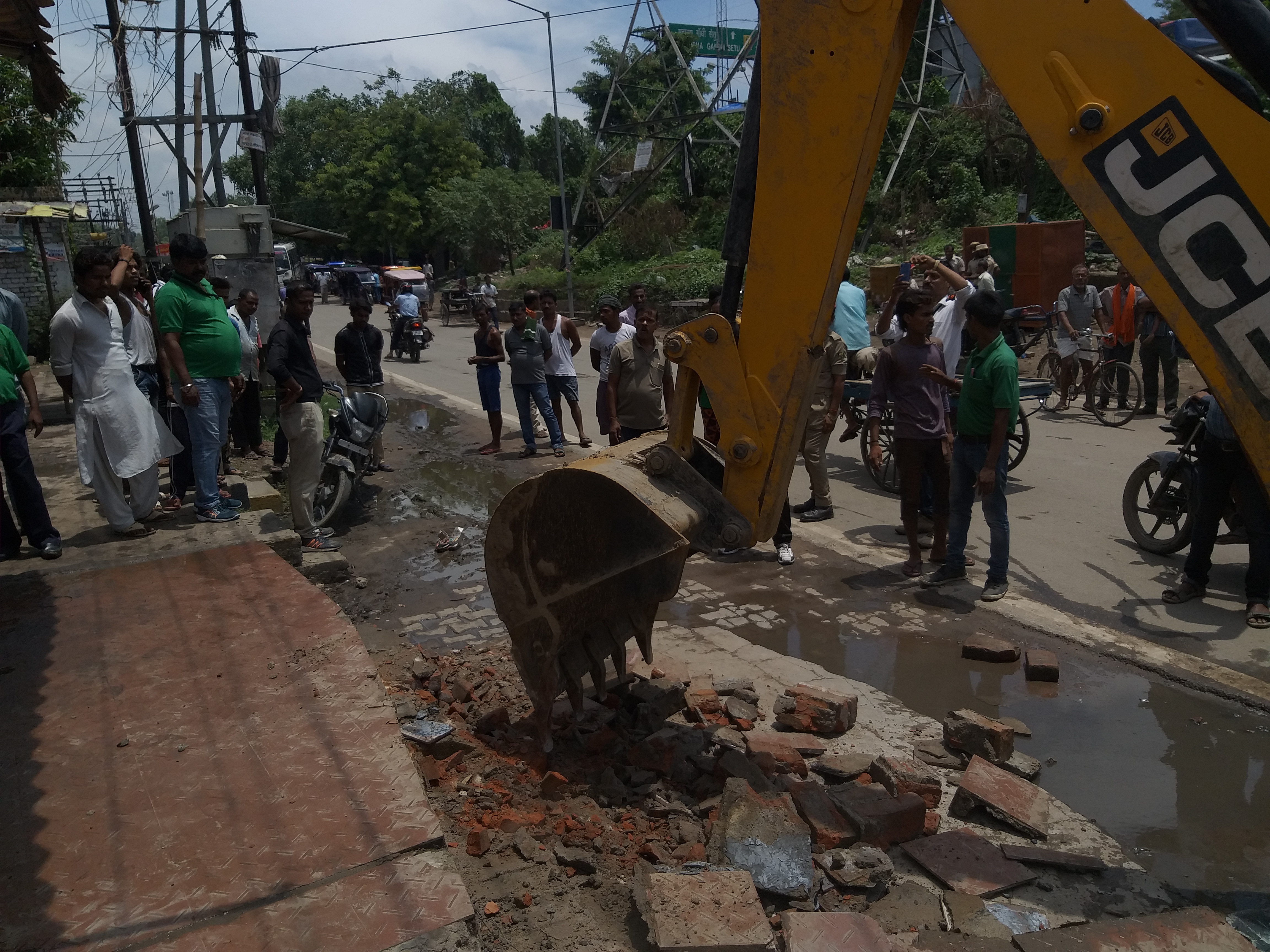 अभी-अभी-सड़क अतिक्रमणकारियों के खिलाफ चल रहा पटना नगर निगम का डंडा,तोड़े जा रहे हैं अवैध निर्माण-