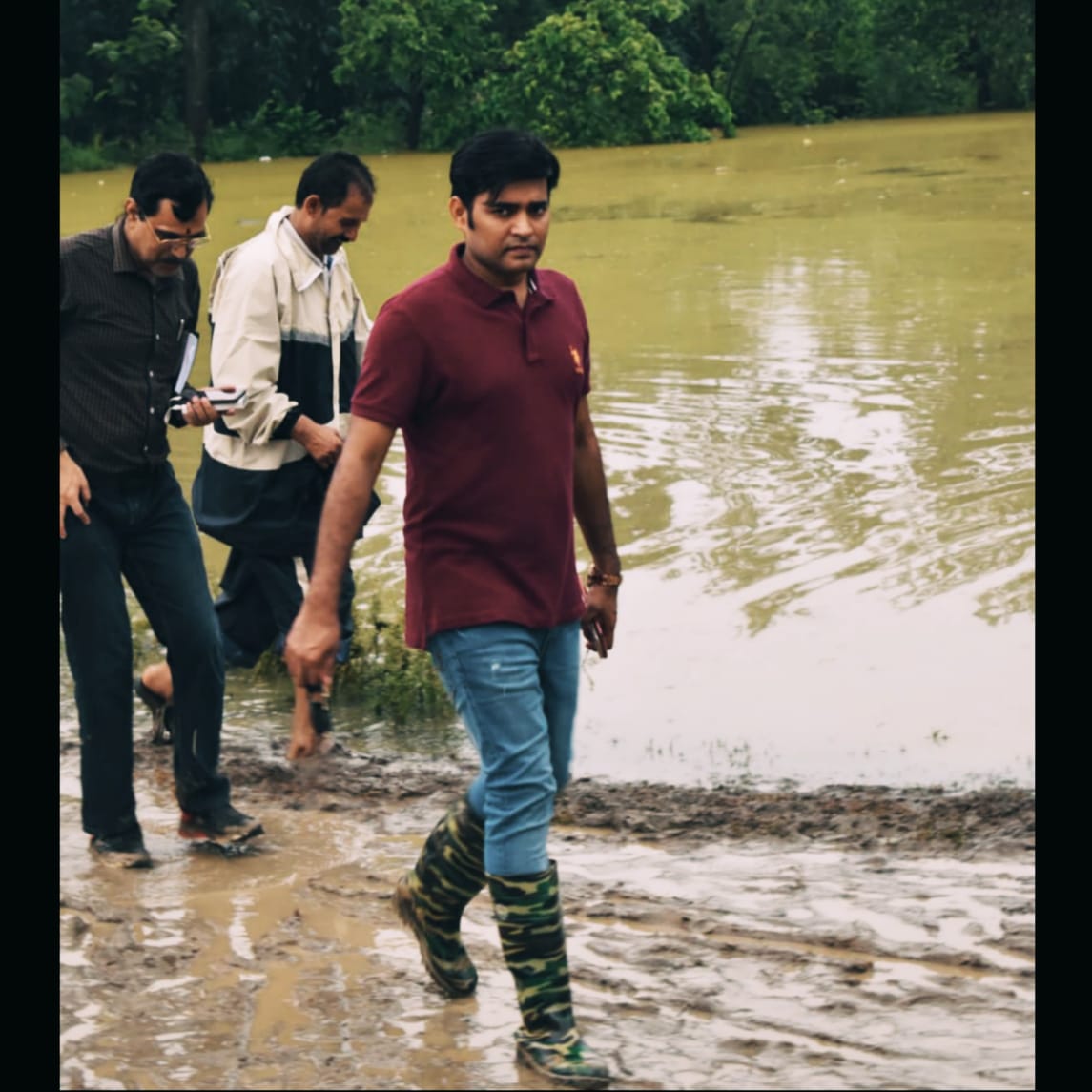 बिहार के चर्चित जिलाधिकारी डा० रणजीत कुमार सिंह,संभाल रहे है बाढ़ राहत एवं बचाव कार्य की कमान,अपने कामो की वजह से हमेशा रहते है चर्चा मे-देखे विडियो