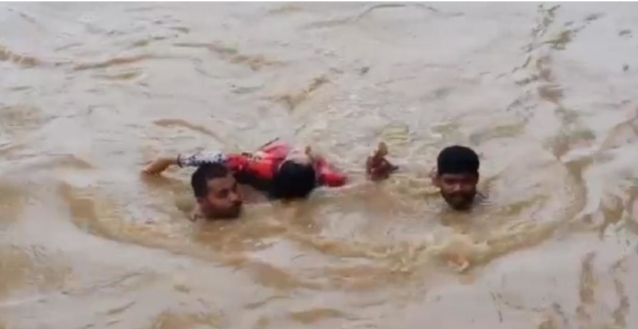 सेल्फी लेते नदी मे गिरी युवती,युवकों ने बचायी जान