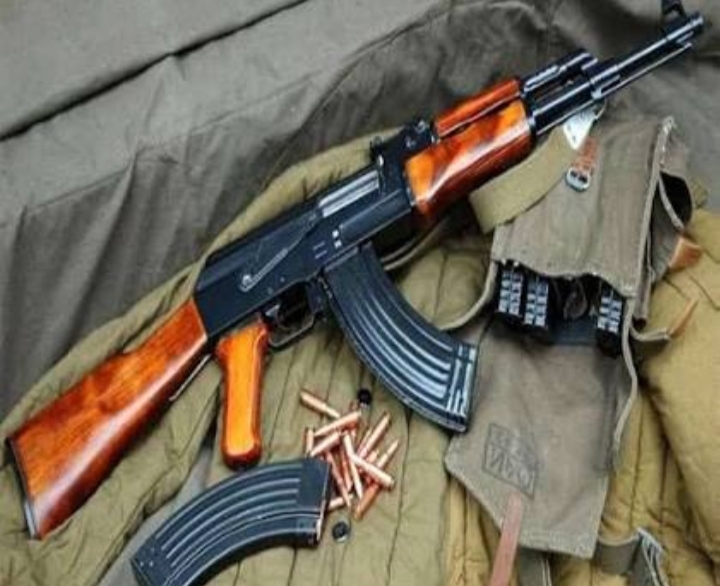 AK-47 सहित कई अत्याधुनिक हथियारों का मास्टरमाइंड स्मगलर संतोष सिंह ने आरा कोर्ट में किया सरेंडर-