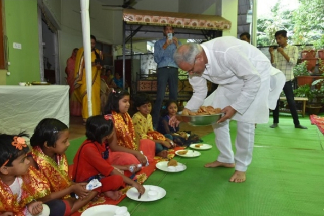 मुख्यमंत्री निवास में आज हुआ कन्या भोजन-अरविन्द तिवारी की रिपोर्ट-रायपुर