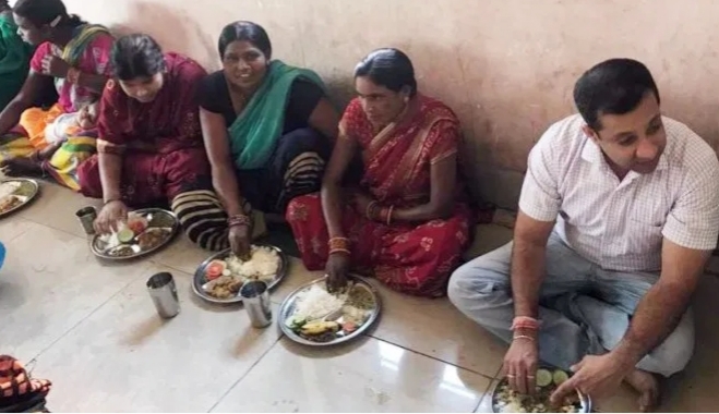 सेक्रेटरी ने महिलाओं के साथ जमीन में बैठकर किया भोजन  अरविन्द तिवारी की रिपोर्ट  रायपुर