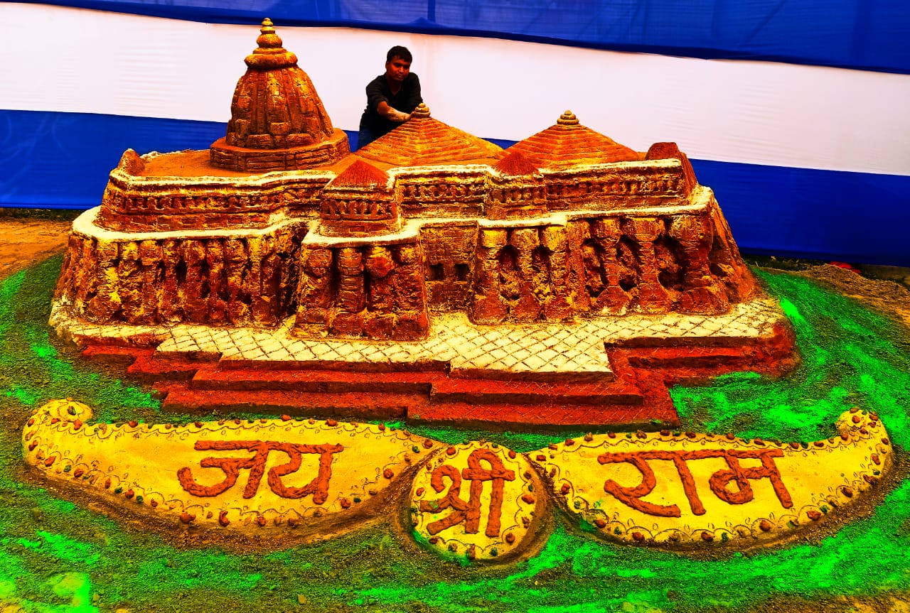 सोनपुर मेला मे मधुरेन्द्र ने रेत पर बनाया राममंदिर, रामायण मंच के पास राममंदिर बना आकर्षण का केंद्र-