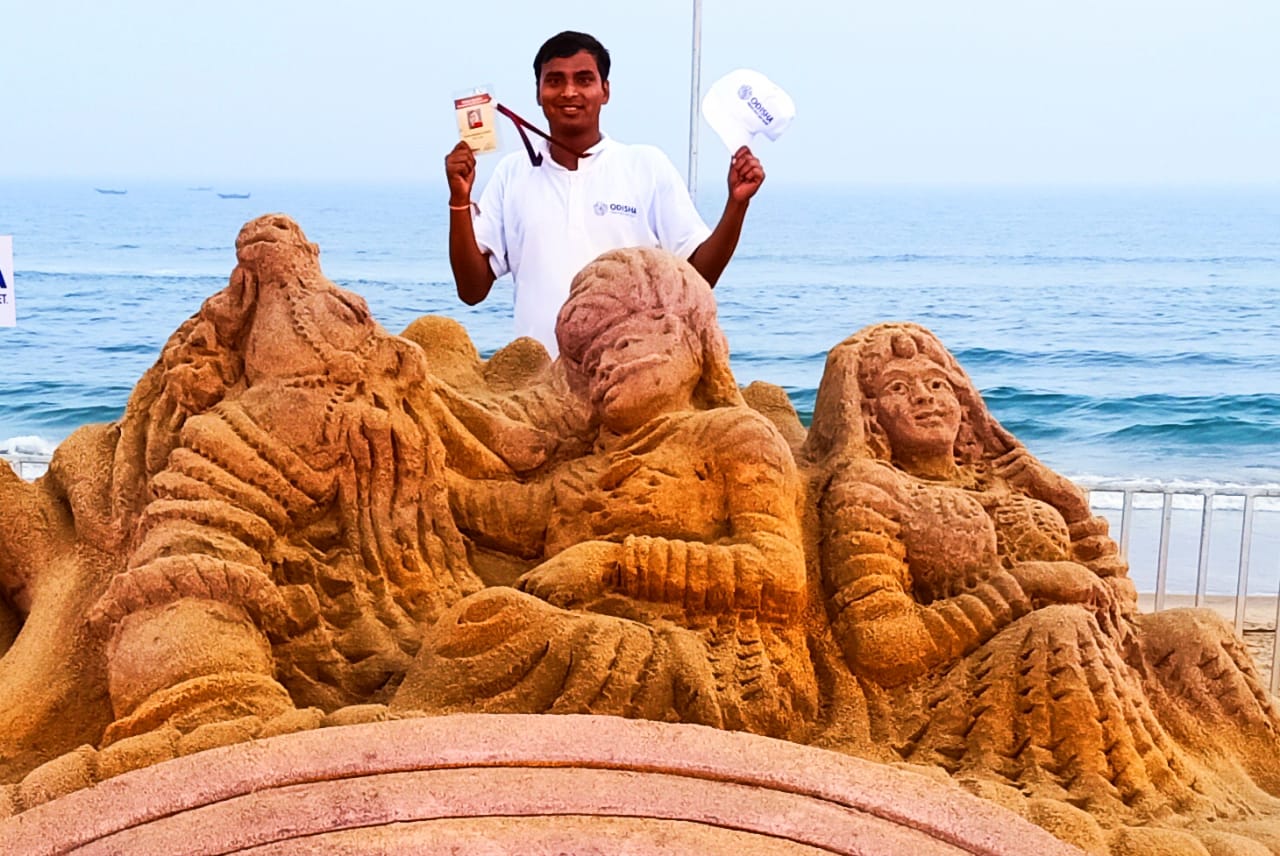 शार्क देशों के बीच मधुरेन्द्र ने बजाया रेत कलाकृती का डंका,दिखाई राजस्थान की संस्कृति-
