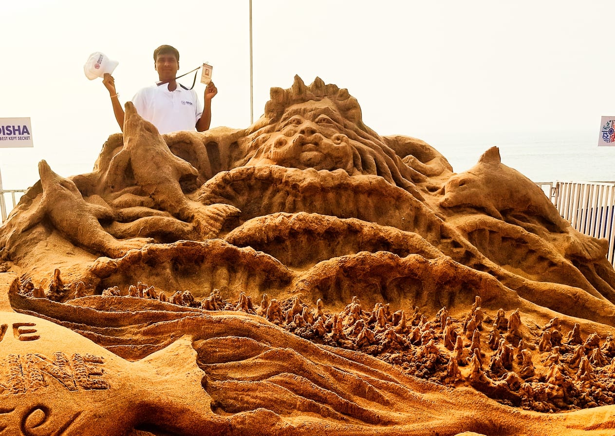 पुरी तट पर बिहार के रेत कलाकार मधुरेन्द्र का जलवा,” सेव मरीन लाइफ” लिख समुद्री जीवों को बचाने का दिया संदेश-
