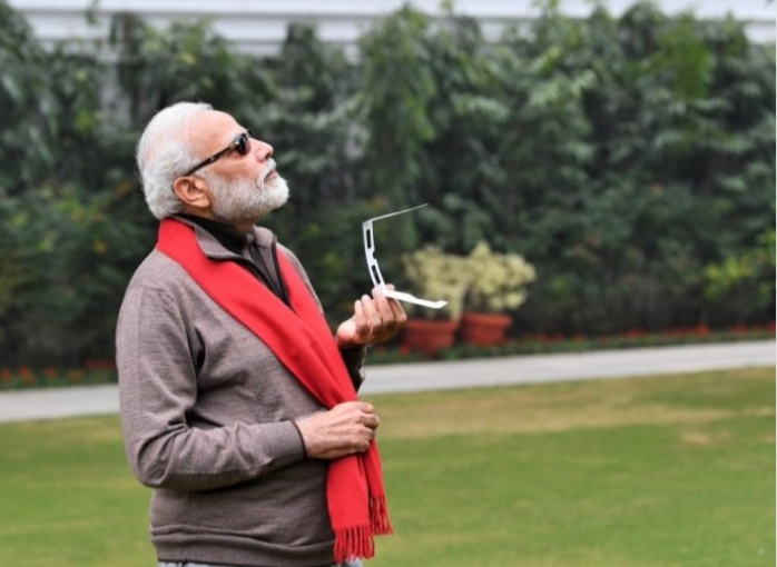 प्रधानमंत्री ने खास चश्मा लगाकर देखा आज का सूर्य ग्रहण,नई दिल्ली-