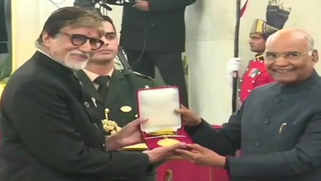 राष्ट्रपति के हाथों दादा साहेब फाल्के अवार्ड से सम्मानित हुये अमिताभ बच्चन,देखें वीडियो-