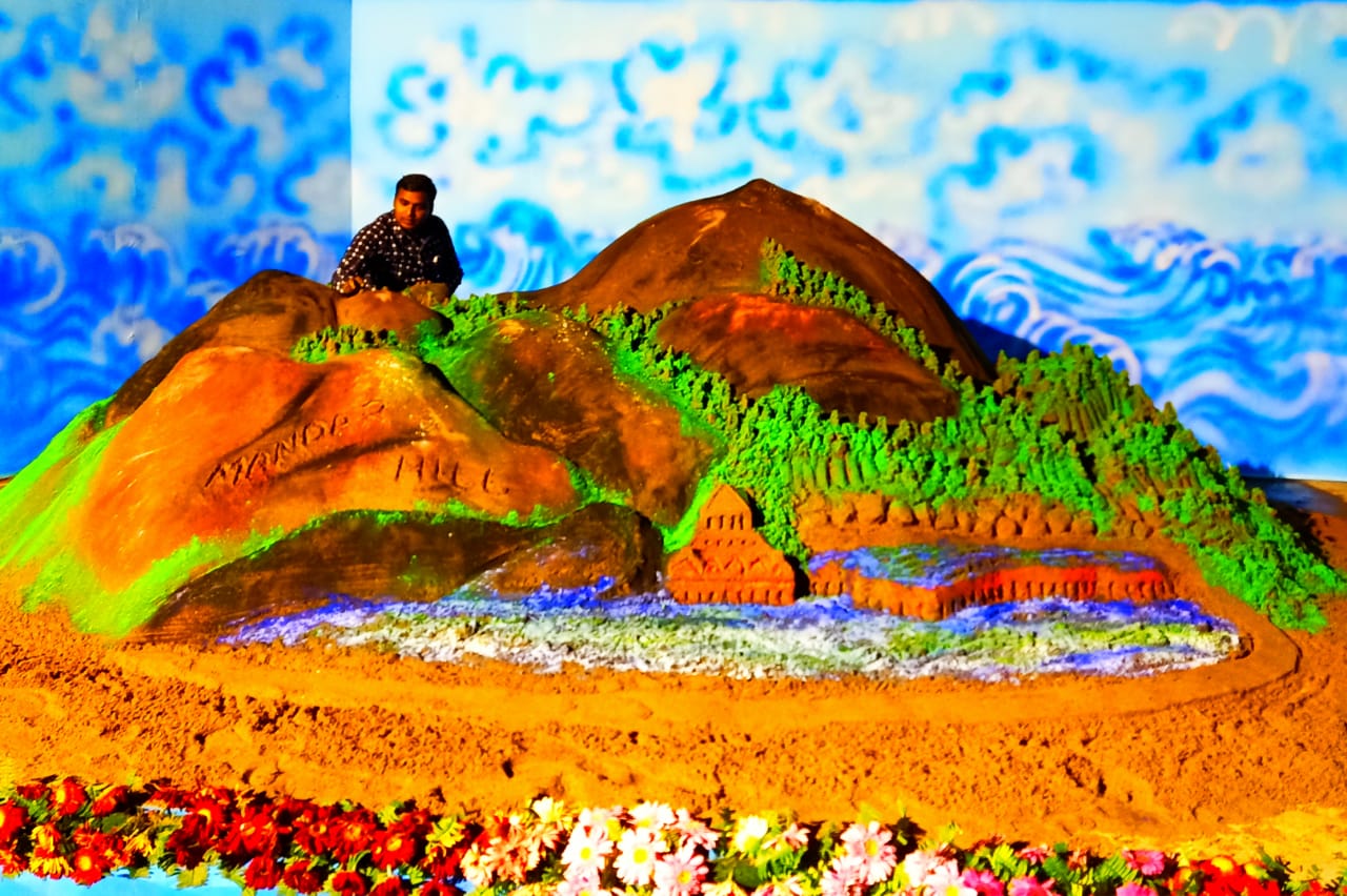 सैंड आर्टिस्ट मधुरेन्द्र ने बालू पर मंदार पर्वत बनाकर दिया,जल-जीवन- हरियाली का संदेश,डीएम ने की सराहना-बांका