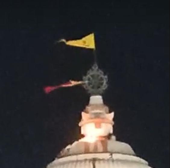 जगन्नाथ मंदिर शिखर के छोटे ध्वज में लगी आग,कोई नुकसान नही, अरविन्द तिवारी की रिपोर्ट-जगन्नाथपुरी-