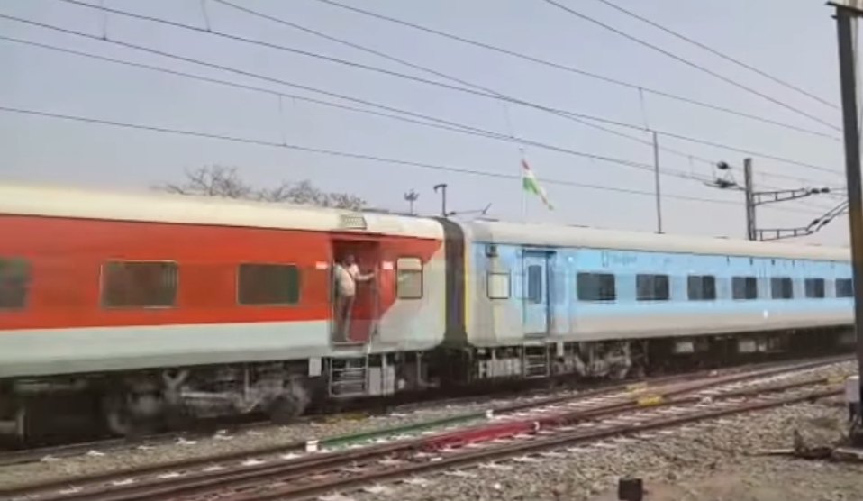 बड़ी खबर-लॉकडाउन के बीच 12 मई से चलेगी यात्री ट्रेनें,पटना,मुबंई, नईदिल्ली सहित कई शहरो के लिए पहली सुची 15 ट्रेनें शुरू-