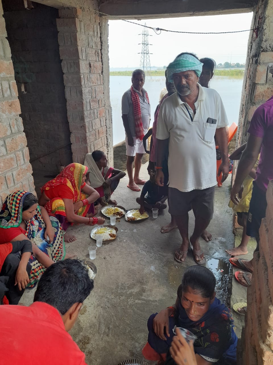 नयागांव क्षेत्र के कई इलाके जलमग्न, पूर्व मुखिया बैजनाथ राय द्वारा किया गया भोजन का इंतजाम-सोनपुर