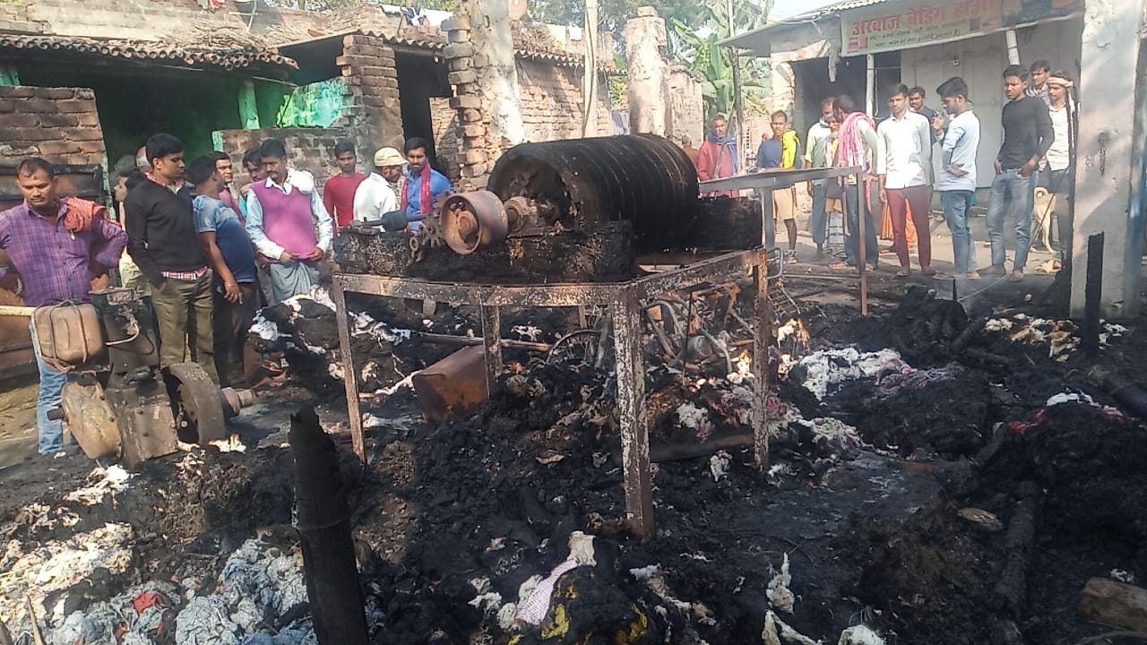 रुई दुकान जलकर राख,आपसी विवाद मे दुकान जलाने का आरोप-सोनपुर