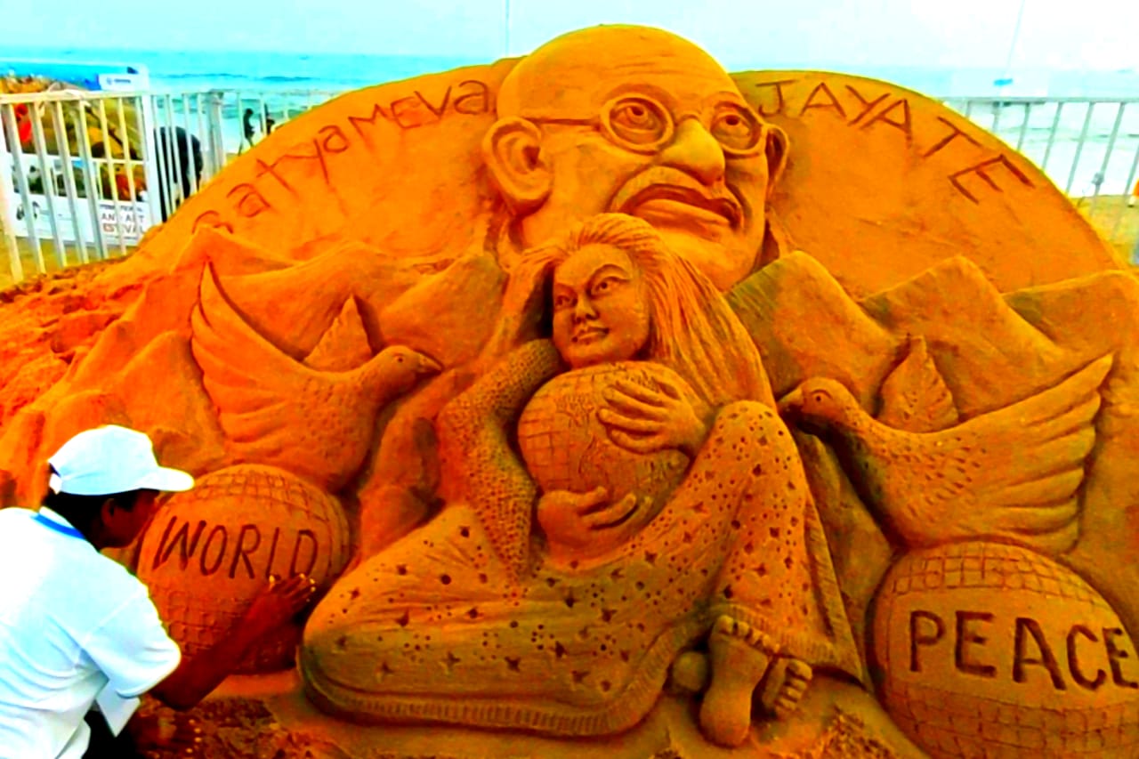 विदेशों में हो रहे युद्ध से चिंतित बिहार के सैंड आर्टिस्ट मधुरेंद्र ने कलाकृति बनाकर दिया विश्व शांति का संदेश–कोणार्क