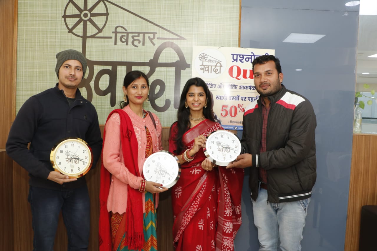 खादी क्विज के विजेताओं को मैथिली ठाकुर ने दिया पुरस्कार–पटना