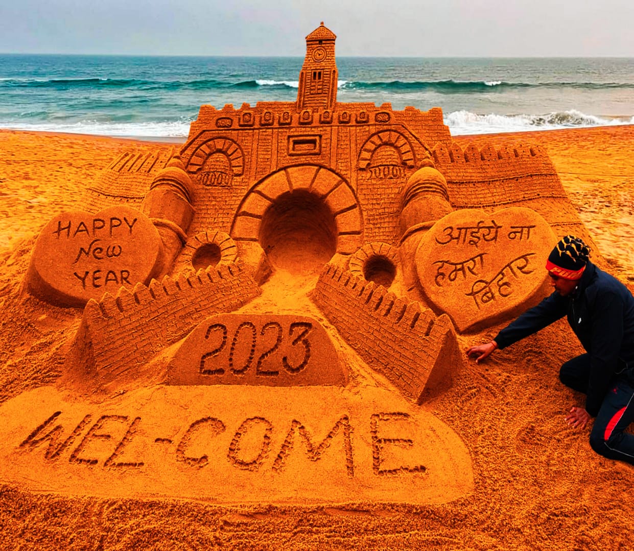 हैप्पी न्यू इयर 2023 में आइए ना हमरा बिहार,अनोखें अंदाज में सैंड आर्टिस्ट मधुरेंद्र ने दी नए साल की बधाई–