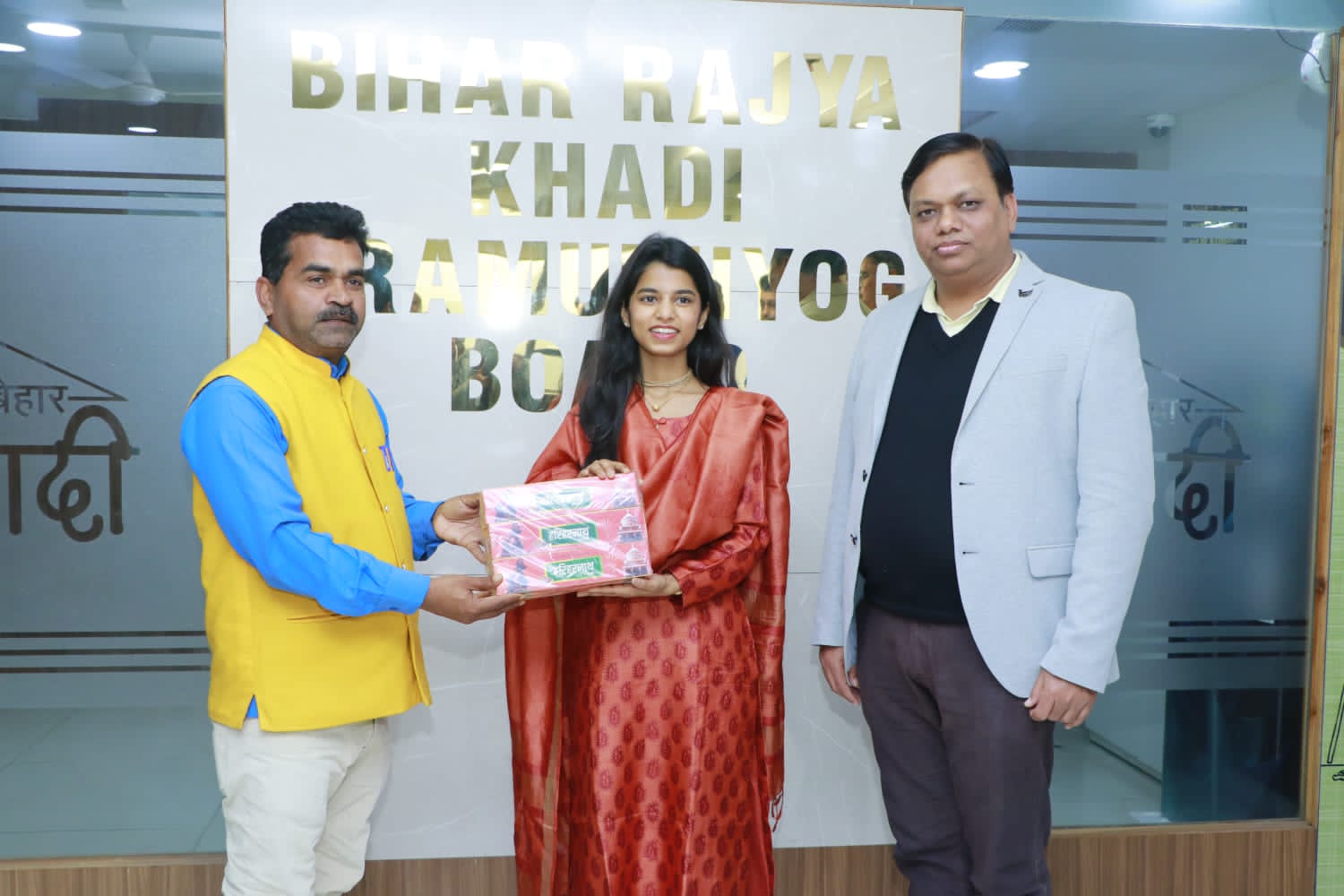 मैथिली ठाकुर ने खादी प्रतियोगिता के विजेताओं को किया पुरस्कृत–पटना